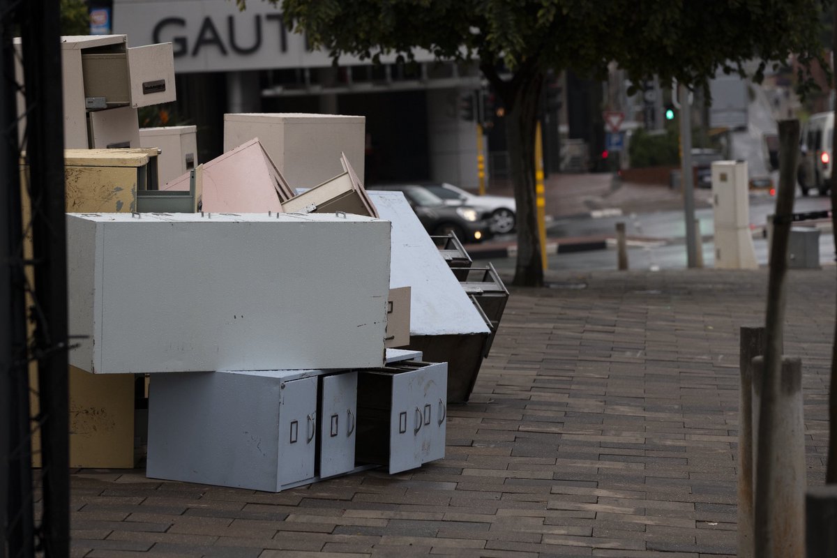 Luzanne_Bee's tweet photo. What the helly!!!!

There are filing cabinets just sitting on the streets of Sandton. No explanation. No branding. Just vibes. Anyone else seen these? What do you think they mean? #Ad https://t.co/TkuT2l2bqu