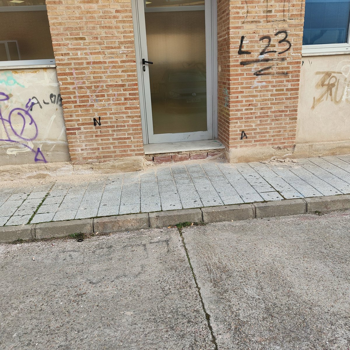 Estado en que se encuentra el patio trasero del Centro de Salud de #Tordesillas
Que alguien del #ayuntamientodeTordesillas pase a limpiarlo