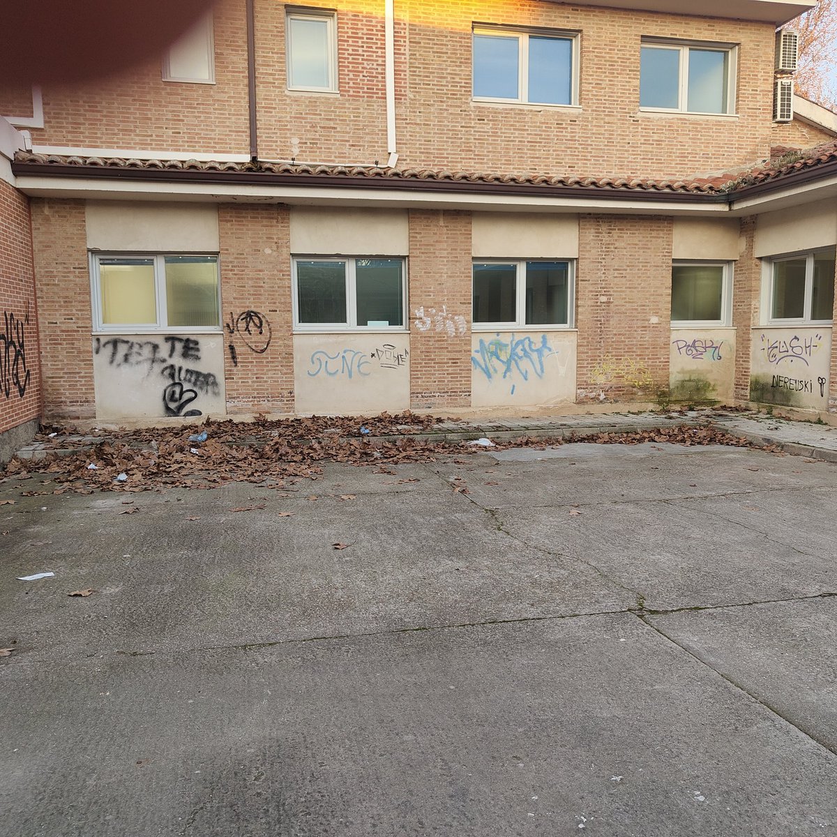 Estado en que se encuentra el patio trasero del Centro de Salud de #Tordesillas
Que alguien del #ayuntamientodeTordesillas pase a limpiarlo