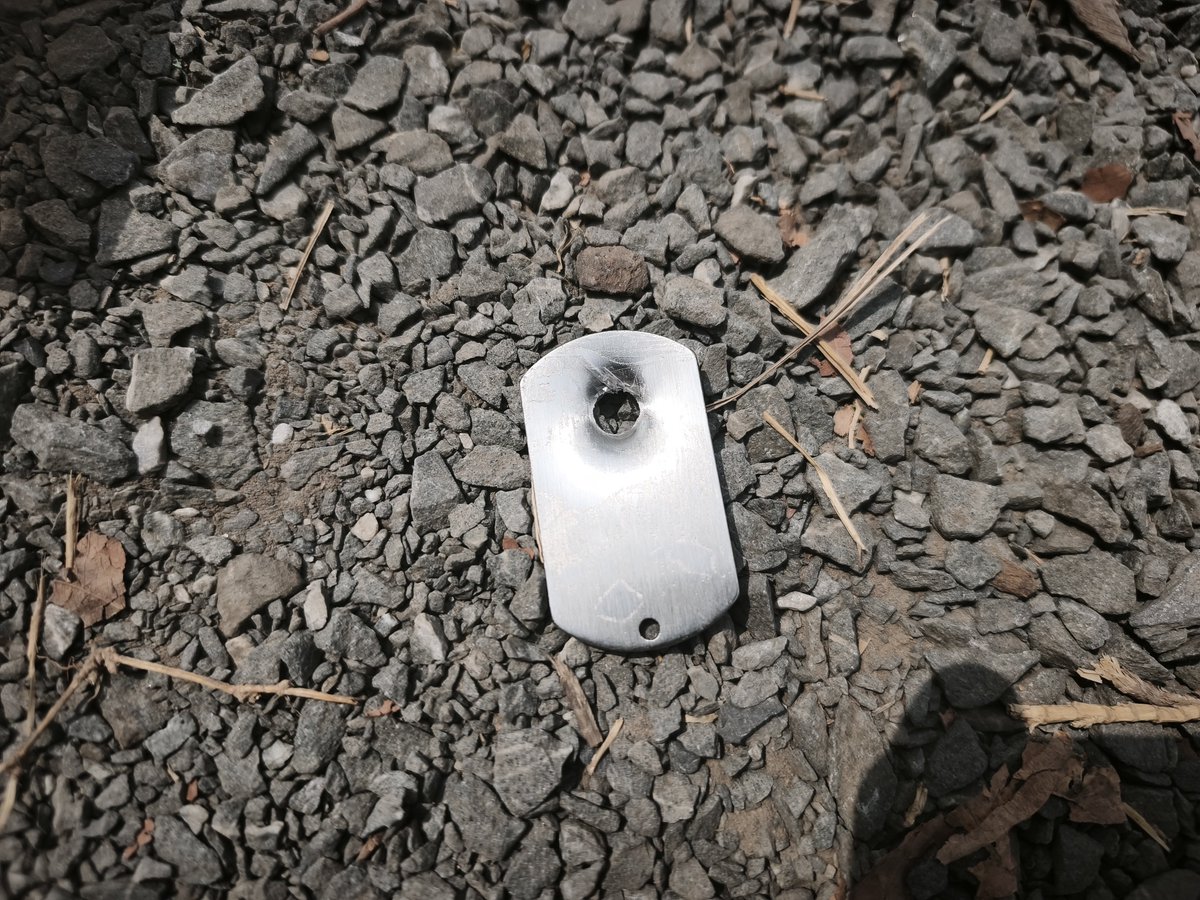 40メートル先からAKをプローンから撃ってドッグタグ狙撃チャレンジ。
初撃で真ん中撃ち抜けたのが嬉しい！