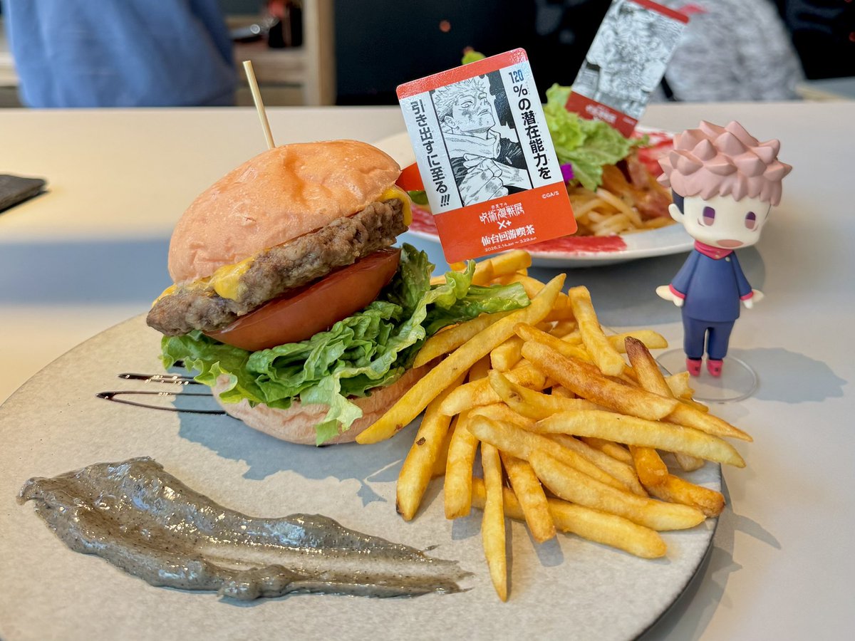 x___gnk's tweet photo. 呪術廻戦のコラボカフェ🍔🍝

ハイクオリティ嬉しい！！！🧡
そしてボリュームもすごい。

席は前から2番目のスタンド席だったけど
テーブル広いし陰になる人とかはいないし
モニターも観やすいし大正解だった◎

#呪術廻戦  ＃呪術展仙台 #仙台回游喫茶 #CROSSBPLUS https://t.co/cutR2A8vAU