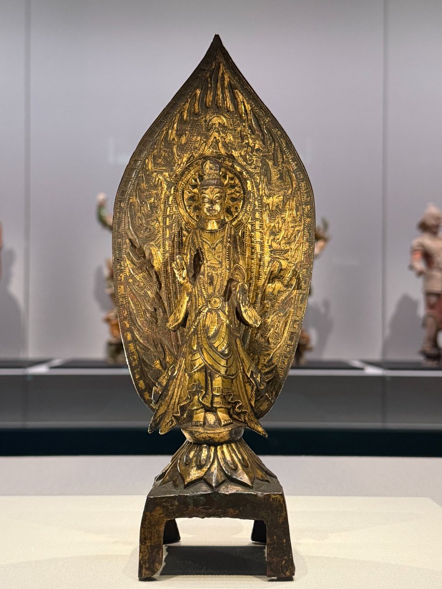 仏像は横から見ると美しさのヒントが隠されているように。観世音菩薩