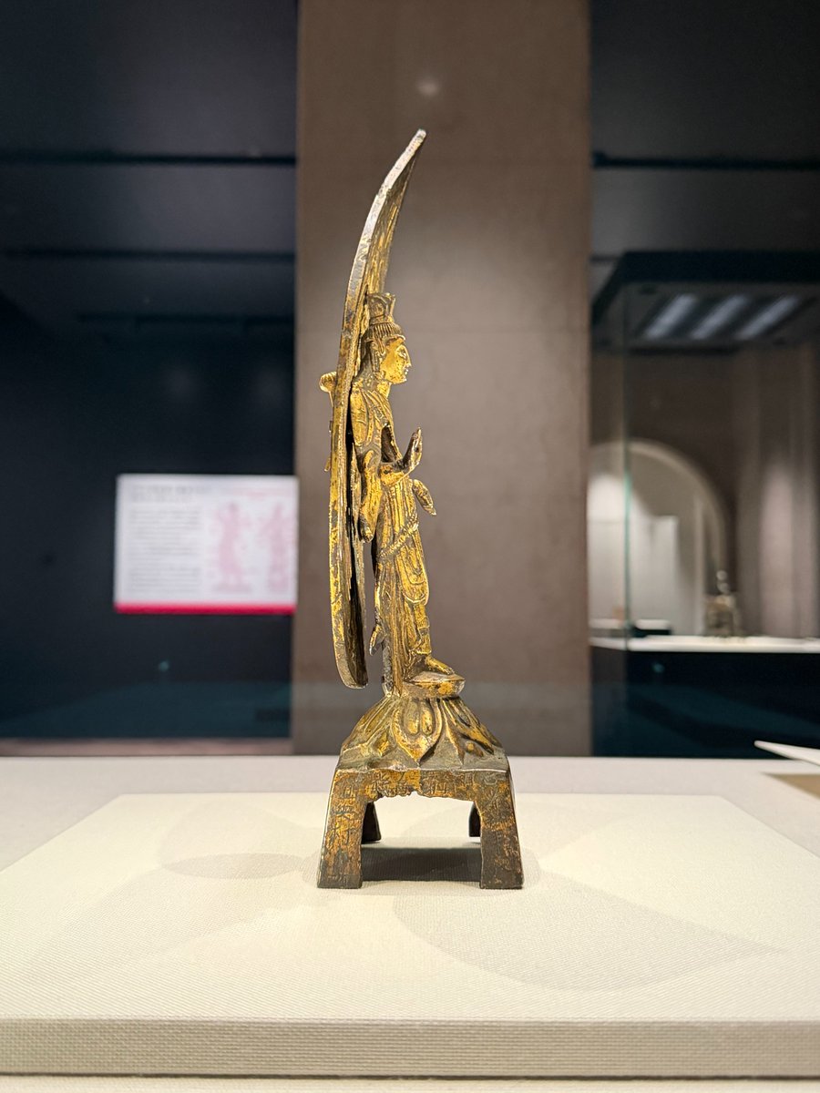 仏像は横から見ると美しさのヒントが隠されているように。観世音菩薩