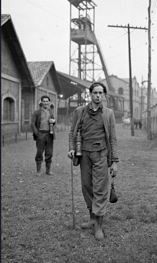 Minero en el exterior del Pozo Santa Bárbara, 1957.
Fotografía de José Muñiz.
Colección del Museo del Pueblo de Asturias.