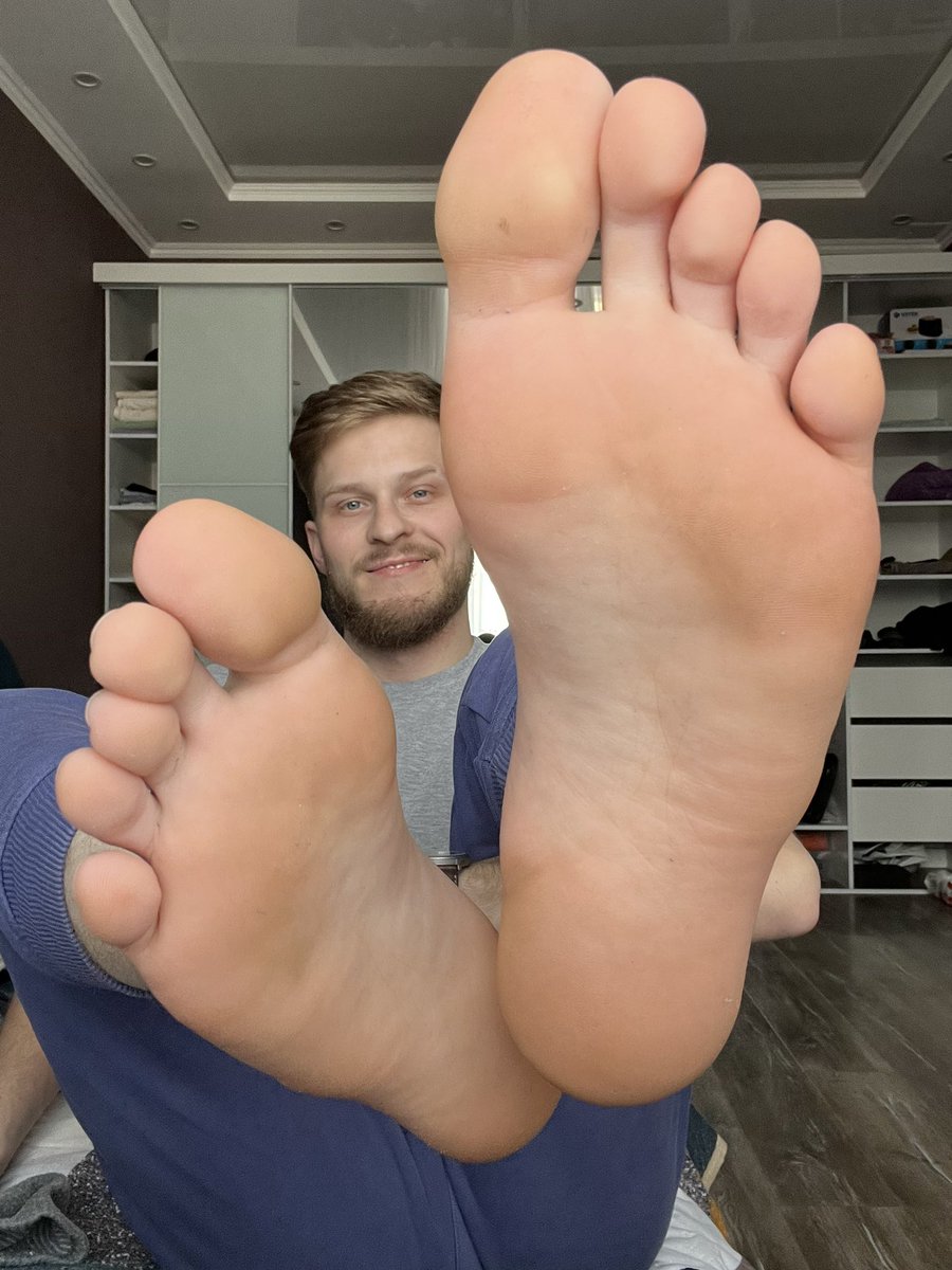Danny with feet (16К) tweet media