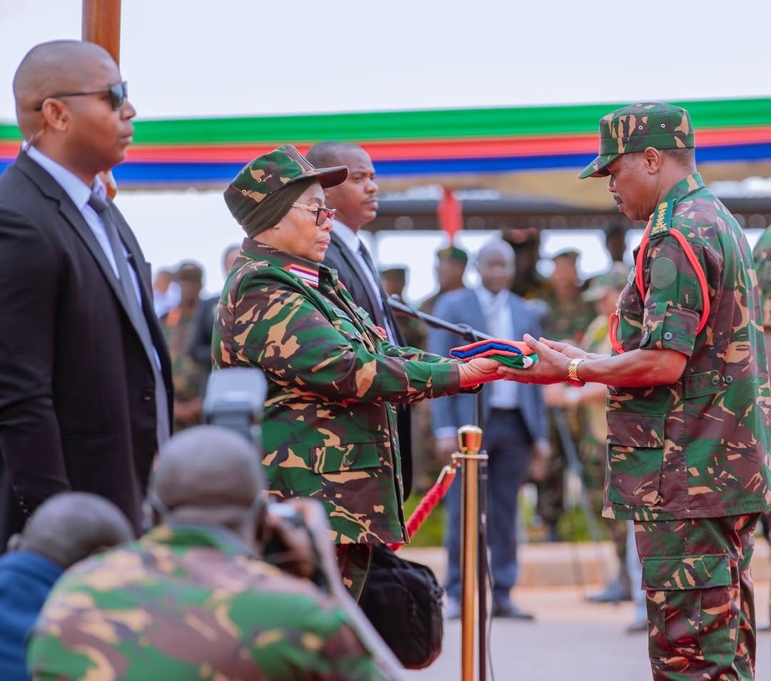 JKTonlinetz's tweet photo. Rais wa Jamhuri ya Muungano wa Tanzania na Amiri Jeshi Mkuu Mhe. Dkt. Samia Suluhu Hassan akimkabidhi bendera Mkuu wa Majeshi ya Ulinzi Jenerali Jacob John Mkunda katika Makao Makuu ya Ulinzi wa Taifa (MMUT), Kikombo Mkoani Dodoma tarehe 24 Februari, 2026. https://t.co/kNF1YF6Tg3