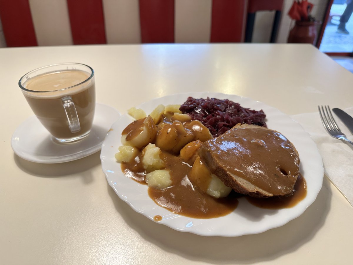 JoachimHesse's tweet photo. Man kann nicht immer Glück haben: Der Mikrowellen-#Hackbraten mit Kartoffeln und Rotkohl im #OssiDiner war kein kulinarisches Gedicht und der Kaffee ungewollt gezuckert. Am Eingang befindet sich nun zudem eine Automatiktür, die bei jedem Atemzug auf geht. Brrr … https://t.co/kwfVDC591j