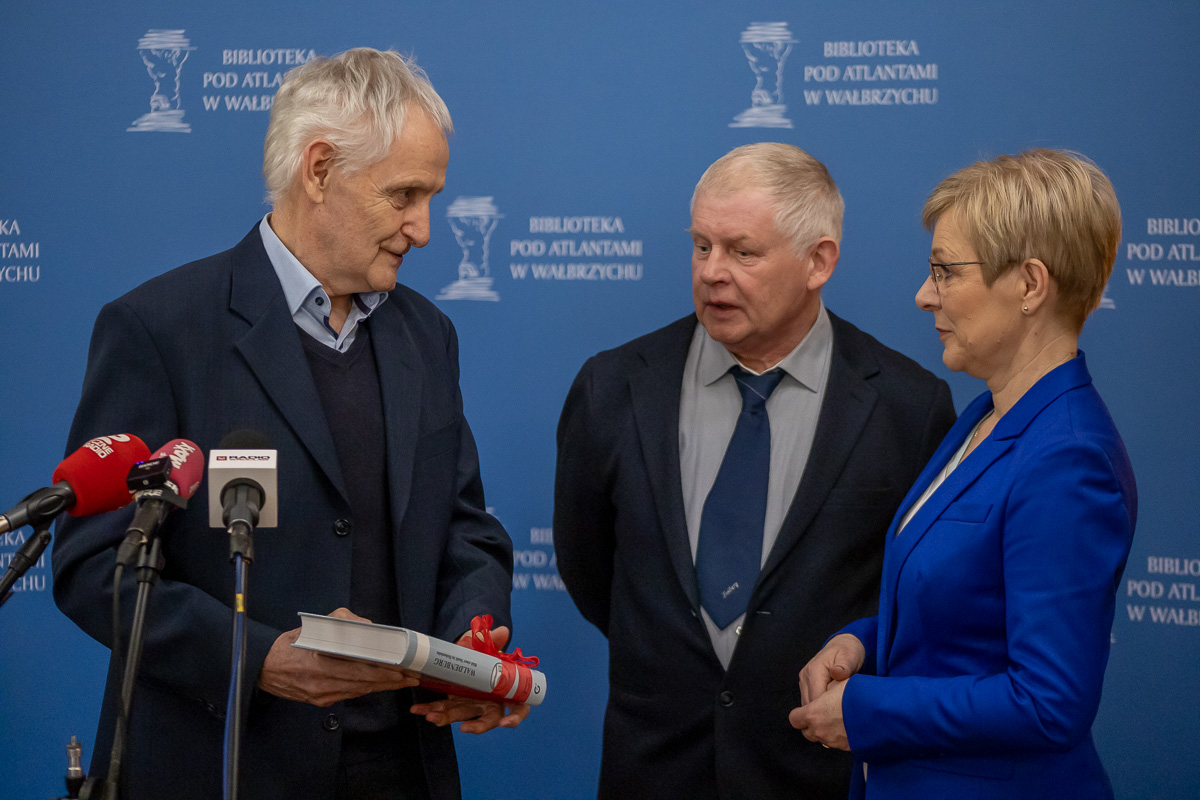 Ciekawa historia. 100-letnią książkę znaleziono w pojemniku na makulaturę w Wiedniu. Odesłano do Waldenburga w Niemczech, bo w środku była pieczęć biblioteki z tego miasta. Okazało się jednak, że chodzi o przedwojenny Waldenburg, czyli obecny Wałbrzych. Książka wróciła.