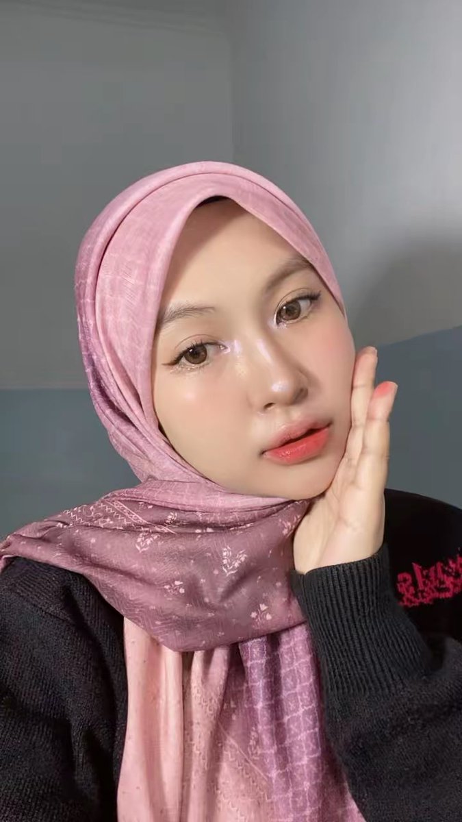 pythagorashel's tweet photo. tutorial hijab malay buat bukber,

kata siapa hijab motif bikin keliatan tua? that’s make u effortless elegant😉🤍 https://t.co/fs1uIOKs6x