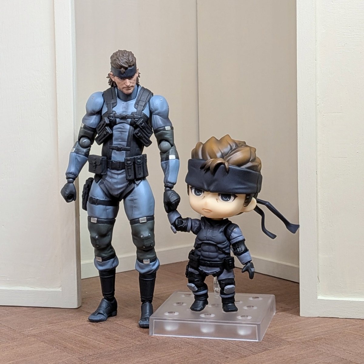 cocoanomimono's tweet photo. ねんどろいどソリッドスネークが我が家にやってきました！

figmaスネークに手を引かれています！可愛い〜〜 https://t.co/ustVTAQ7tY