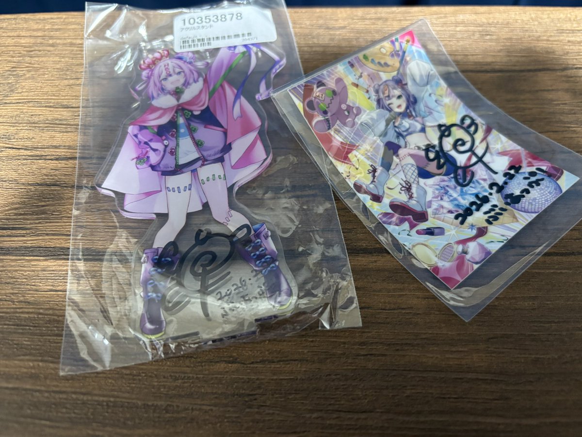 ぶいあっぷ演者特権のお陰で、ステッカー&アクリルスタンドに直筆
