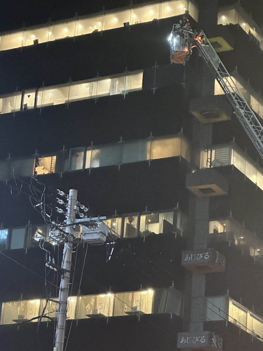 sanjo_meitengai's tweet photo. あじびるが火事のようで河原町がえらいことになってます

ご通行の際にはご注意ください
消防車も多数出動しています https://t.co/32qyQsBTqj