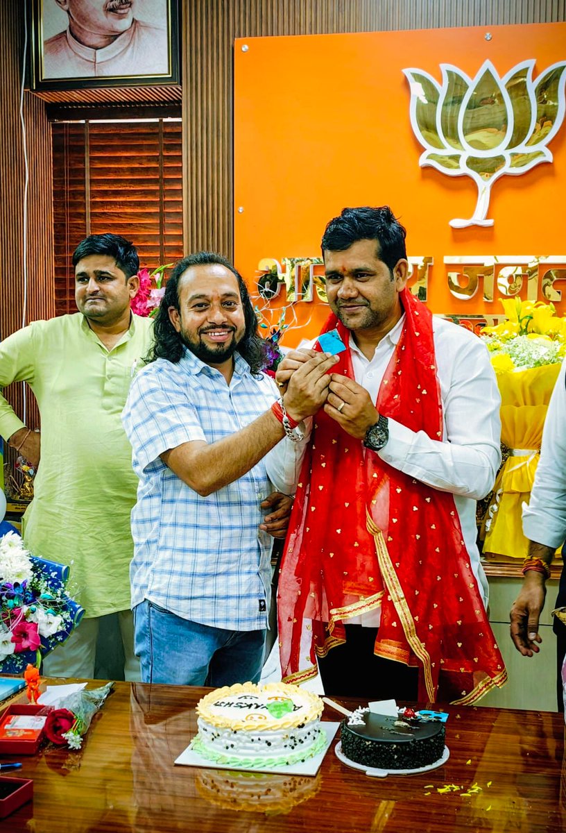 भारतीय जनता पार्टी जिला अध्यक्ष गुरुग्राम आदरणीय सर्वप्रिय त्यागी जी को जन्मदिन की हार्दिक शुभकामनाएं दीं।
ईश्वर आपको स्वस्थ, सफल एवं दीर्घायु जीवन प्रदान करें। <a href="/pintutyagi1985/">Sarvepriy Tyagi</a> <a href="/BJP4Haryana/">Haryana BJP</a> <a href="/BJPForGurugram/">BJP Gurugram</a> <a href="/NayabSainiBJP/">Nayab Saini</a> <a href="/MohanlalBadoli/">Mohan Lal Badoli</a> <a href="/MukeshSharmaMLA/">Mukesh Sharma</a> <a href="/ManishYadavBJP/">Manish Yadav (मोदी का परिवार)</a>
