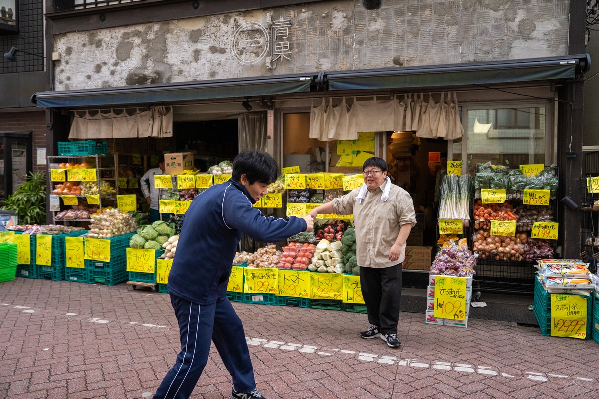 ariyoshinokabe's tweet photo. #有吉の壁 今夜７時

北千住・千住宿商店街全面協力！
おもしろ商店街の人選手権❇️

松尾芭蕉ゆかりの歴史ある商店街で
どんなネタを披露するのか？お楽しみに🚴✨
初登場はドンデコルテ！

街の皆様と商店街で大騒ぎ！
ぜひリアルタイムでご覧ください📺

#水曜は壁があるから早く帰ろう https://t.co/Dky0jAPXc9