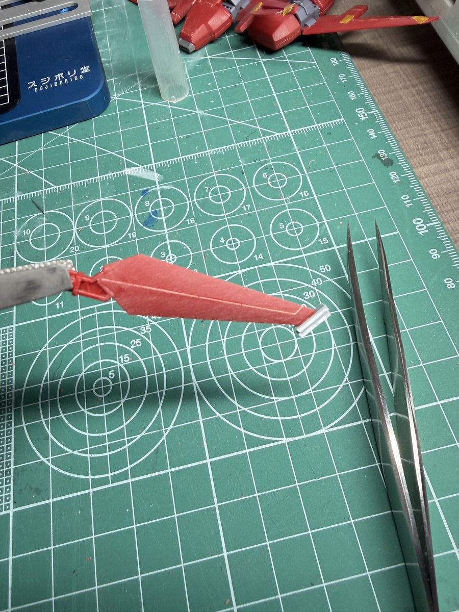 reリバウ、出来そうな工作は手当り次第挑戦しています😅

腰部翼を2mm程延長したくて、見よう見まねでプラ板をペタリ

はてさて、合ってるのかどうなのか🤔