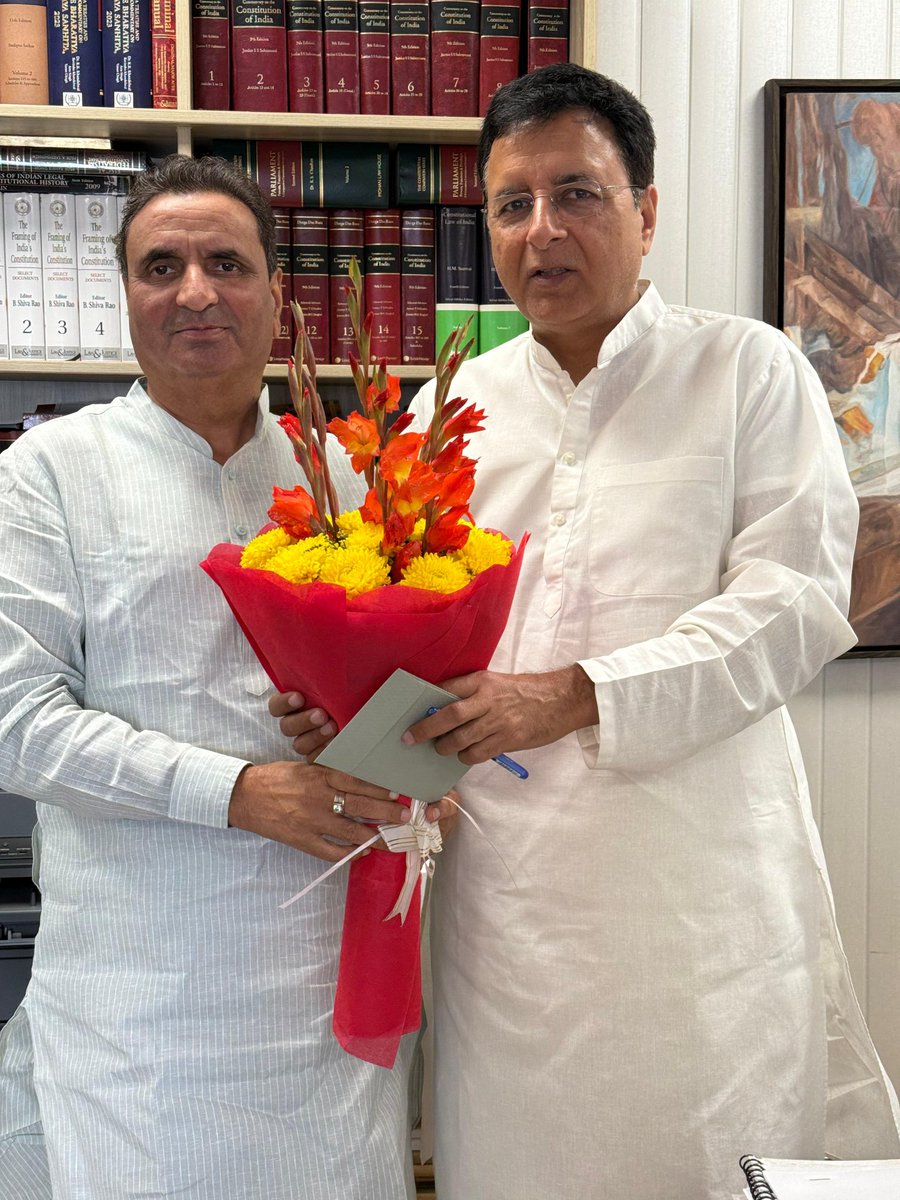 DharmendraR_INC's tweet photo. 📍 नई दिल्ली 
आज AICC के महासचिव, कर्नाटक कांग्रेस कमेटी के प्रभारी एवं राज्यसभा सांसद श्री रणदीप सिंह सुरजेवाला जी से उनके आवास पर पहुंच कर  मुलाकात कर मेरे पुत्र गिरीश राठौड़ के सगाई समारोह की कुंकुम-पत्रिका भेंट कर  उन्हें सपरिवार पधारने का  निमंत्रण दिया।
@rssurjewala 
@GirishRathore7_