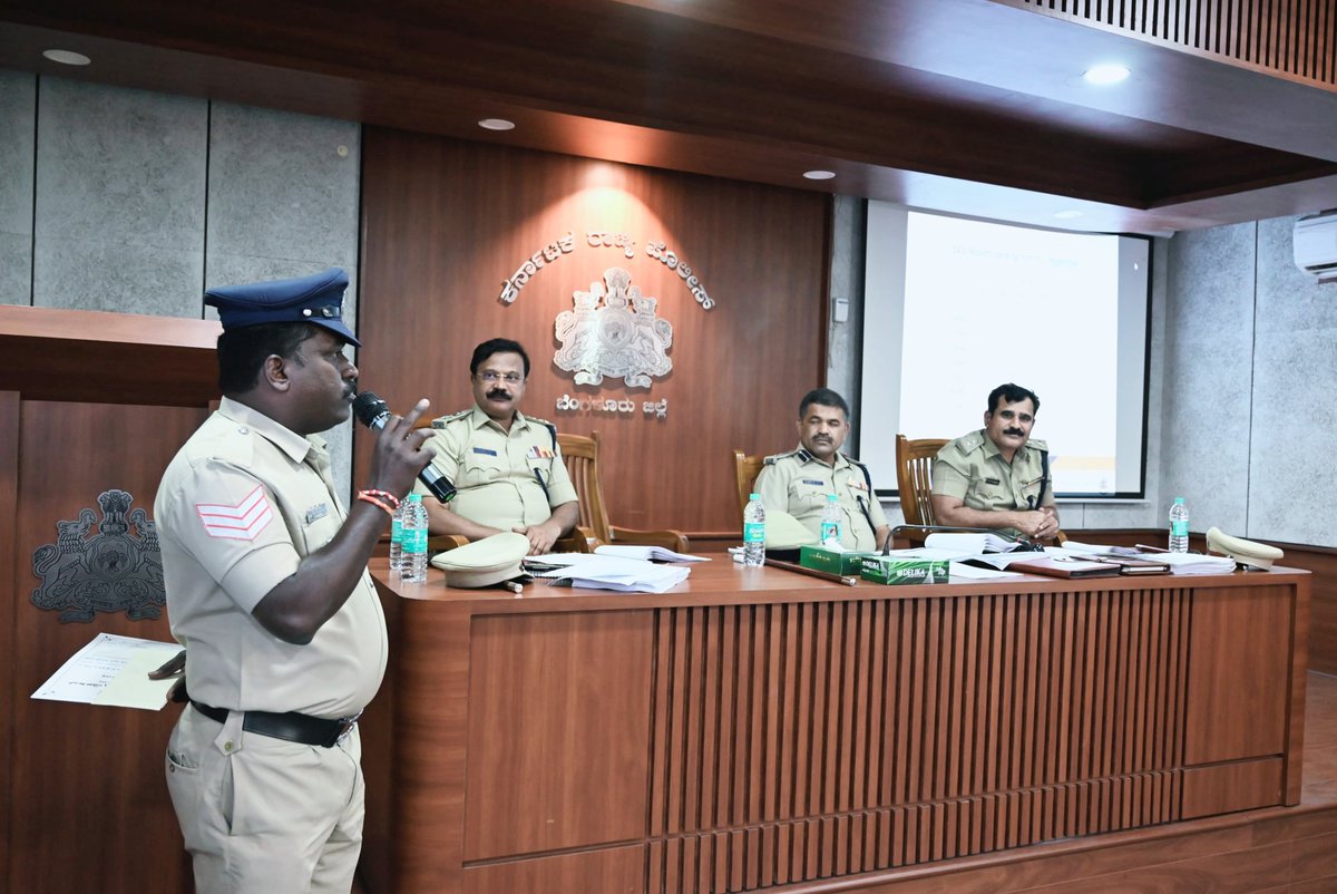 ನೆಲಮಂಗಲ ಗ್ರಾಮಾಂತರ ಪೊಲೀಸ್ ಠಾಣಾ ವ್ಯಾಪ್ತಿಯಲ್ಲಿ ಕಾಣೆಯಾದ/ ನಾಪತ್ತೆಯಾದವರ 19 ಪ್ರಕರಣಗಳನ್ನು ಭೇದಿಸಲು ವಿವಿಧ ರಾಜ್ಯಗಳಿಗೆ ಭೇಟಿ ನೀಡಿ  ಶೀಘ್ರವೇ ಪತ್ತೆಹಚ್ಚುವ ಮೂಲಕ ಉತ್ತಮ ಕಾರ್ಯ ನಿರ್ವಹಣೆ ಮಾಡಿದ ಶ್ರೀ ಕೇಶವಾನಂದ HC-578 ರವರಿಗೆ ನಗದು ಬಹುಮಾನ ನೀಡಿ ಪ್ರಶಂಸಿಸಲಾಯಿತು.
#GoodWork
#PoliceAppreciation
#CrimeDetection