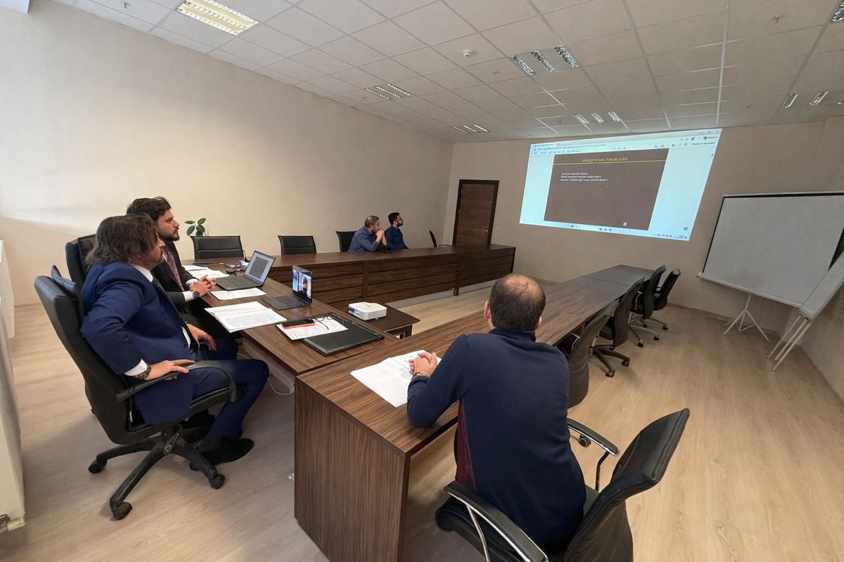 Kamu hukuku perspektifiyle deprem gerçeğini ele alan yüksek lisans tez çalışmamı tamamlamış bulunuyorum.
Afetlere hazırlıklı, hukuki zemini sağlam ve kurumsal kapasitesi güçlü bir kamu yönetimi anlayışı için bilgi üretmenin sorumluluğunu taşıyoruz.

Bu süreçte kıymetli katkı ve