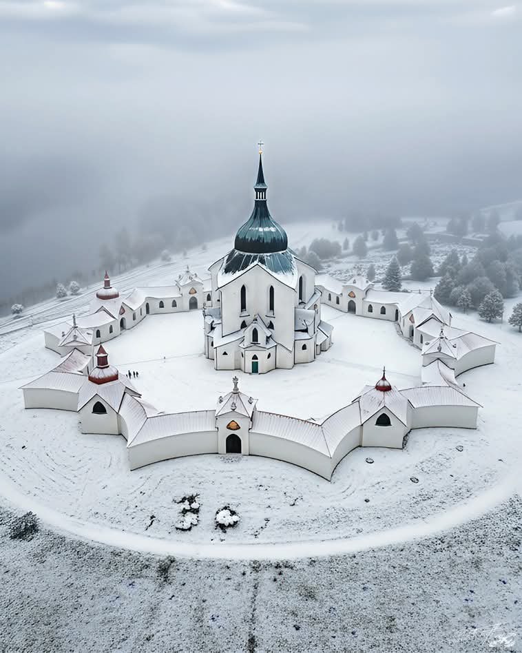 archi_tradition's tweet image. Star-shaped pilgrimage church of St. John of Nepomuk at Zelená Hora in the Czech countryside.