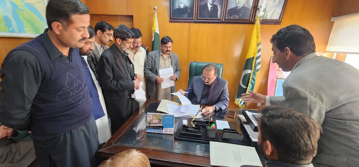 JavedAyoub's tweet photo. مظفرآباد :
وزیر جنگلات ، وائلڈ لائف و فشریز و ڈویلپمنٹ اتھارٹی سردار محمد جاوید ایوب خان مختلف عوامی وفود کے مسائل سن رہے ہیں۔
#PPP_AJK
#PPPVision
#AzadKashmir https://t.co/dL70qaO708