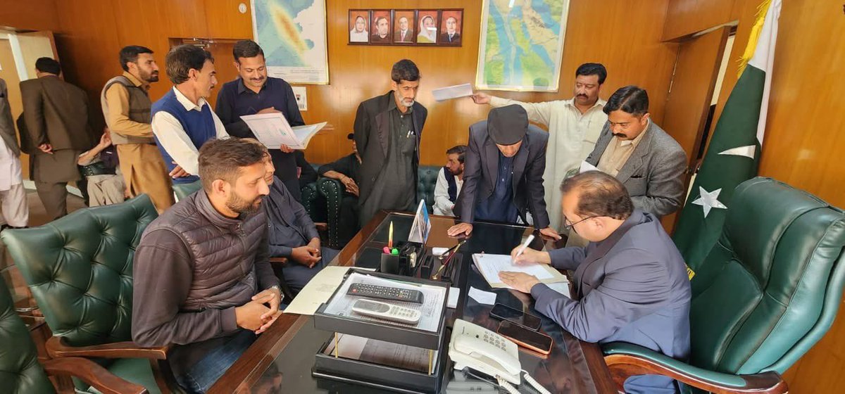 JavedAyoub's tweet photo. مظفرآباد :
وزیر جنگلات ، وائلڈ لائف و فشریز و ڈویلپمنٹ اتھارٹی سردار محمد جاوید ایوب خان مختلف عوامی وفود کے مسائل سن رہے ہیں۔
#PPP_AJK
#PPPVision
#AzadKashmir https://t.co/dL70qaO708