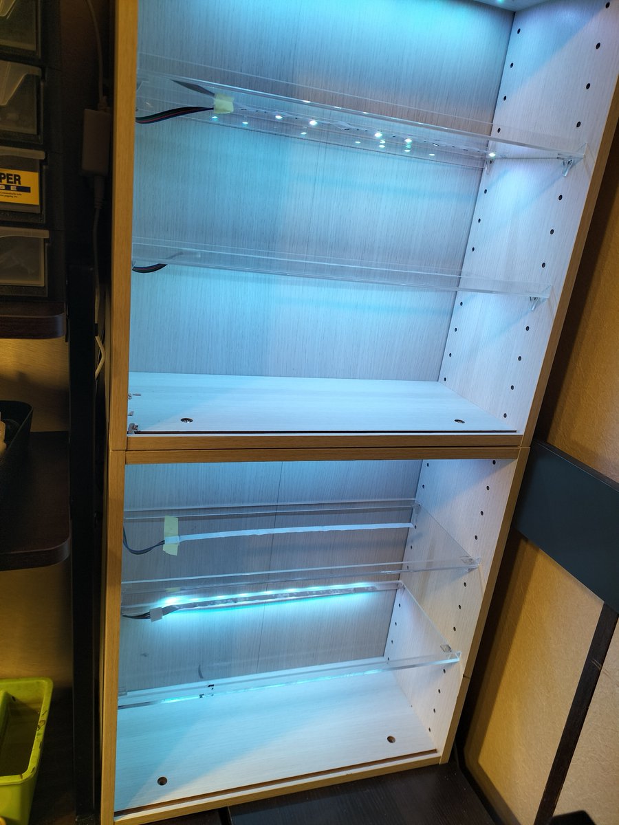 親愛なる-ザ・LED・ショップ・ボーイズ-のみなさん :)
われわれはLEDのインストール作業を行い、ディスプレイケースをLEDナイズします :o
このゲーミング・ボーイはベビーサイズだがとてもよく光る :o