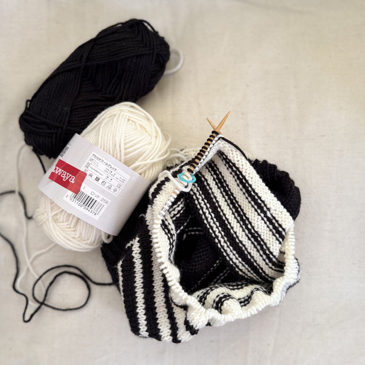 dustjacketdiva's tweet image. 心がざわつく時は集中できるものが必要🧶

↓糸がだいぶ余ったので、いつでも被れるロゴなしの普通のビーニーを編み中
1玉ずつでよかったのに黒3玉も買っちゃったんだよ…