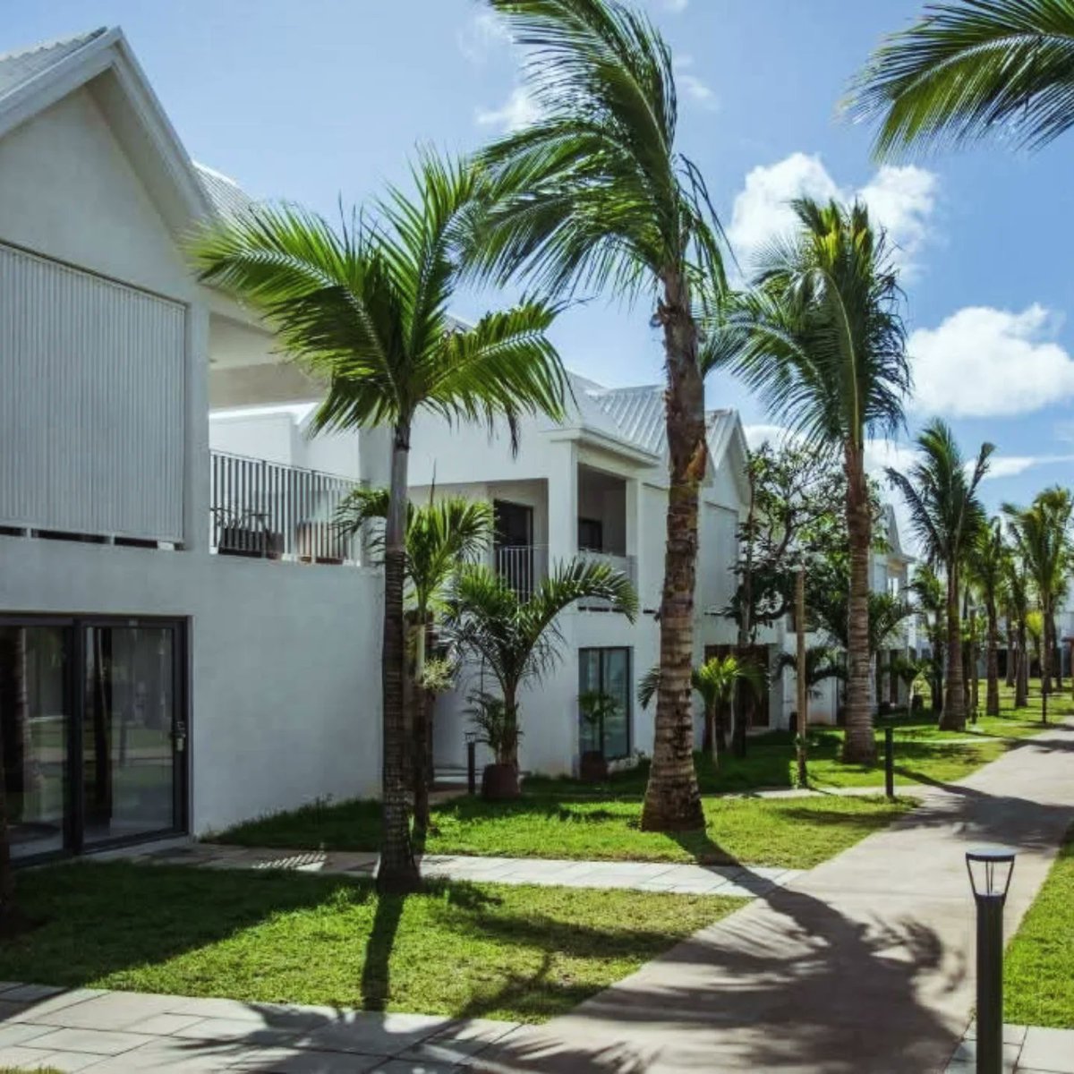 Hashtag_Hol_ZA's tweet photo. Every breathe you take ... I'll be watching you๐
Sea Diamond Boutique Hotel & Spa is a 5-star relaxed luxury boutique hotel nested on Calodyne Beach of the multiple turquoise colours of the Indian Ocean and overlooking the spectacular view of the five islets of the ne ๐ฒ๐บ https://t.co/jp6XVb65QP