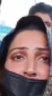 مریم نواز کو جا کر بتا دو ، جو کرنا ہے کر لو پرچہ نہیں ہوگا
خاتون کے ساتھ دوران ڈکیتی زیادتی
پولیس والے پرچہ درج کرنے سے انکاری
حافظ آباد کے نواح میں دو روز قبل پیش آیا افسوسناک واقعہ
مہوش نامی خاتون رات کے وقت اپنے بچوں کے ہمراہ گھر میں اکیلی تھی اسکا خاوند کام کے سلسلہ میں گھر