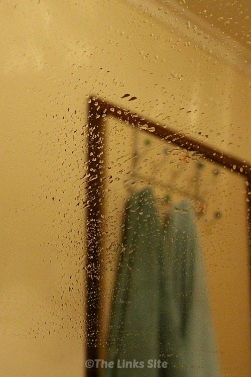 the_links_site's tweet image. Easy homemade glass cleaner
 bit.ly/3dhNBm0 #cleaningtips #cleaninghacks #hintsandtips