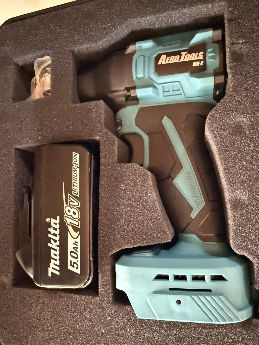maknomaki72's tweet photo. #aerotools
サインハウスのブロワーの風力に満足出来なくなったので…😞
マキタのバッテリーで動くブロワー買いました
軽トラの屋根で早速試したけどええなー
車に積もった雪数cmなら飛ばせそうだなー https://t.co/62rmj8xqKG