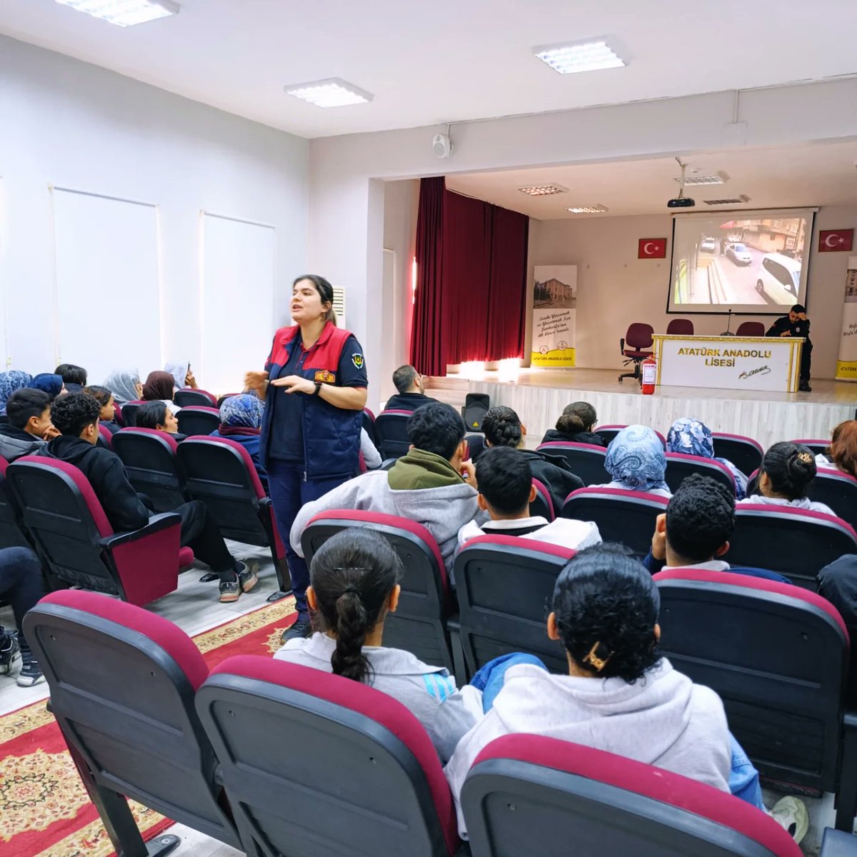 Sivil Savunma Günü kapsamında, okulumuzda gerçekleştirilen programa, Şanlıurfa Büyükşehir Belediyesi İtfaiye Dairesi Başkanlığı’ndan Kübra Alkan ve Muhammed Türkmen katılım sağlamıştır. Programda “Yangın Güvenlik Tedbirleri ve İlk Müdahale” konulu eğitim verilmiştir.