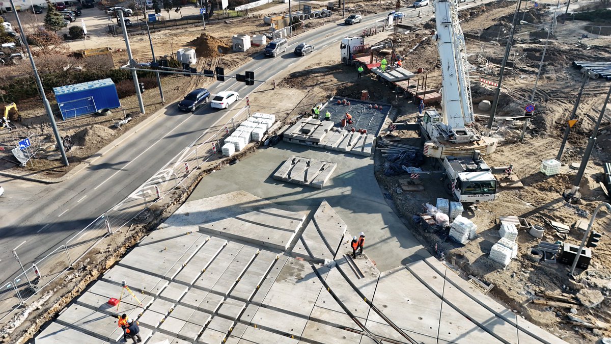 kzncontrack's tweet photo. W Poznaniu trwa drugi etap zabudowy naszych prefabrykowanych płyt przy ul. Wierzbięcice. Dzięki prefabrykacji prace mogły trwać mimo zimy. Zabudowanych zostanie w sumie 123 wielkogabarytowych prefabrykowanych płyt o łącznej powierzchni 2365 m². https://t.co/lVVhHnVvND