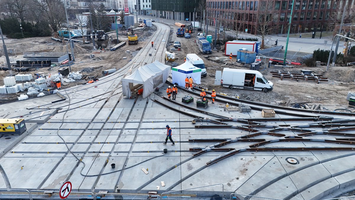 kzncontrack's tweet photo. W Poznaniu trwa drugi etap zabudowy naszych prefabrykowanych płyt przy ul. Wierzbięcice. Dzięki prefabrykacji prace mogły trwać mimo zimy. Zabudowanych zostanie w sumie 123 wielkogabarytowych prefabrykowanych płyt o łącznej powierzchni 2365 m². https://t.co/lVVhHnVvND