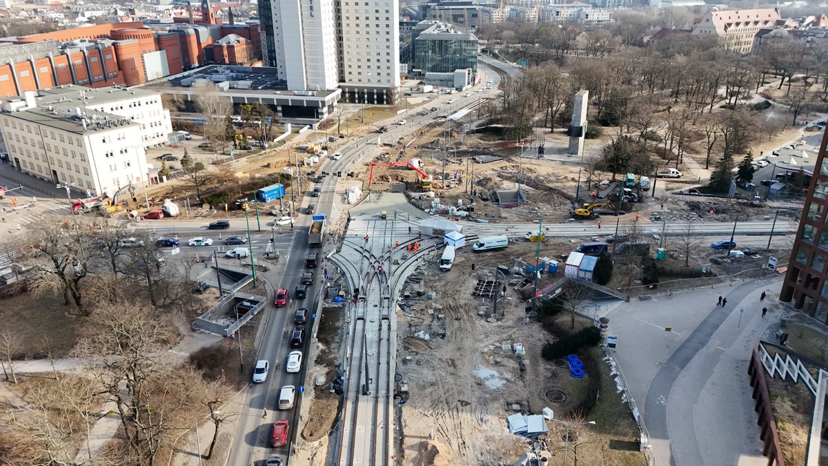 kzncontrack's tweet photo. W Poznaniu trwa drugi etap zabudowy naszych prefabrykowanych płyt przy ul. Wierzbięcice. Dzięki prefabrykacji prace mogły trwać mimo zimy. Zabudowanych zostanie w sumie 123 wielkogabarytowych prefabrykowanych płyt o łącznej powierzchni 2365 m². https://t.co/lVVhHnVvND