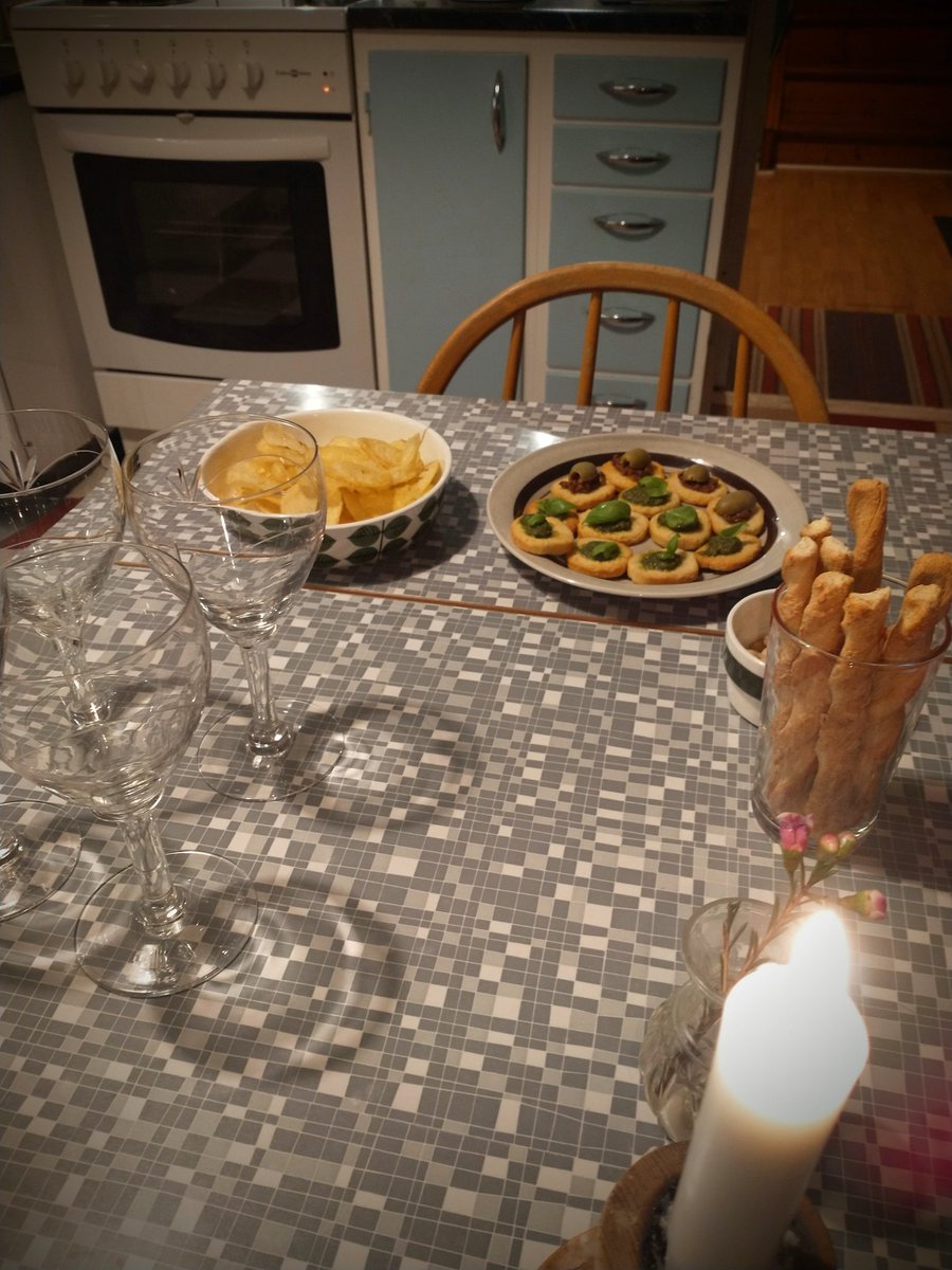 カフェから帰宅後、大急ぎでGöranと掃除💡夕方から出張の予定だったGöran、仲間の体調不良で1日延びたので、急遽友人夫婦と夕食🤗コンサート時に大量に作ったスープを冷凍庫から出し、タイミング良く差入れてくれた焼きたてパンと一緒に頂きました😋頂き物のお酒も出して乾杯🥂本当に楽しい夜でした🥰