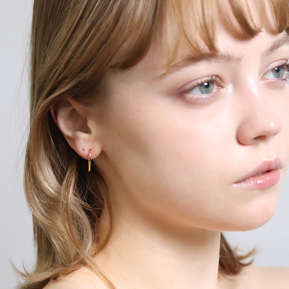 ゴールド スナップ フープ ピアス | K10YG なめらかなラインは、正面