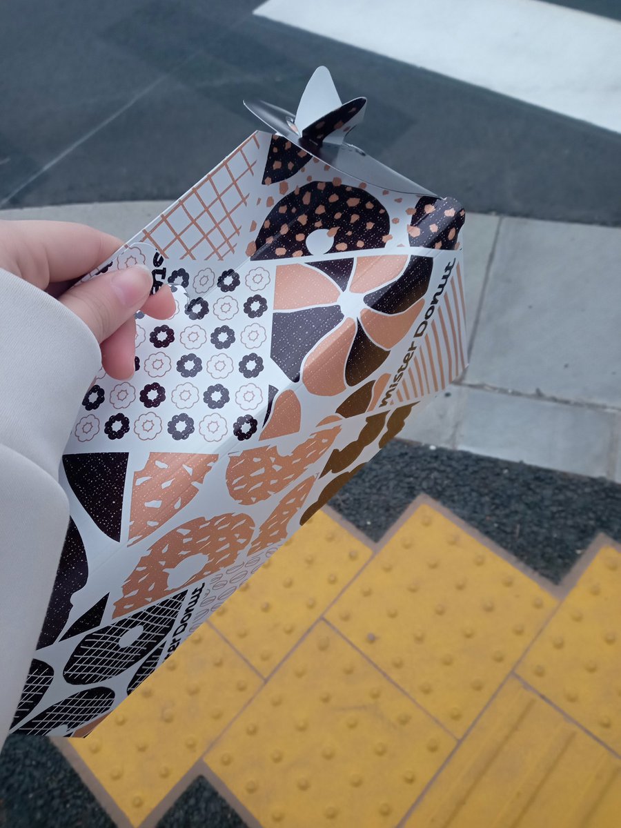 私が今世界で一番可愛くてオシャレで強いです。何故ならミスドの箱を所持しているからです。