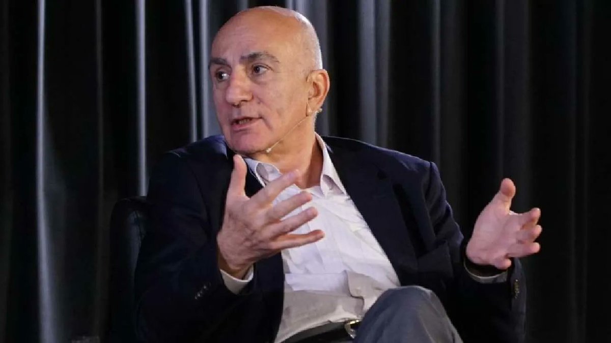 🔴Mahfi Eğilmez: Ekonomik kriz yaşayan, hukuk düzeni sürekli zayıflayan, demokrasisi ivme kaybeden ve buna karşın politikasını tartışmak yerine düşman listesini güncelleyen bir toplum sorunlarını çözemez. Kader gibi sunulan şey ise çoğu zaman tercihlerden ibarettir