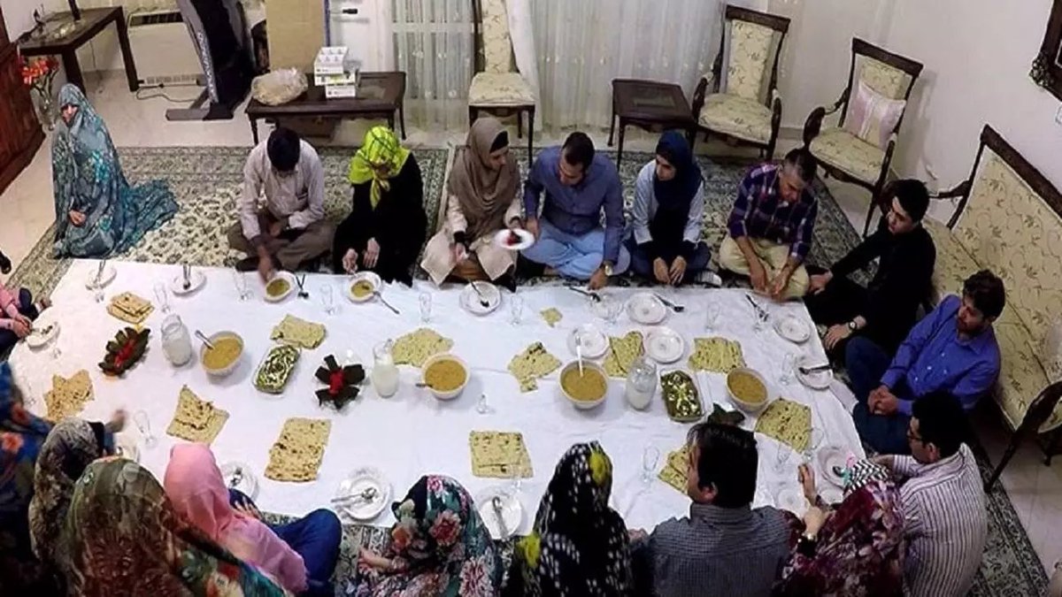 افطاری دادن به اقوام و خویشان از دیگر رسومی بود که جمع‌های خانوادگی را در ماه رمضان بیش از همیشه به هم نزدیک می‌کرد؛
که البته این سنت هنوز در بین مردم قم جاری است.

#جشن_رمضان
#ماه_لبخند