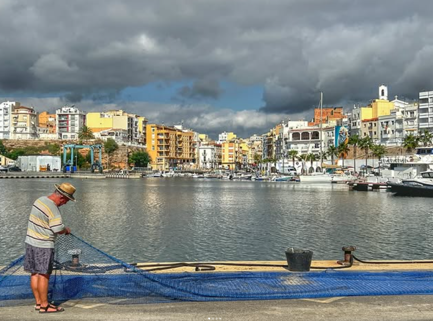 Bon cap de setmana! La feina al port de l'#AmetlladeMar no s’atura mai. Xarxes que s’estenen amb paciència, mans expertes que coneixen cada nus i una vida que gira al voltant de la mar. 

 @ritamontagut 

#AmetlladeMar #VilesMarineres #TerresdelEbre #CatalunyaExperience