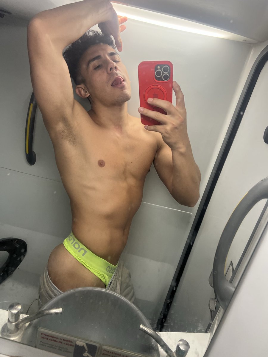 Foto en el baño del micro 🫦
Y vs alguna vez te sacaste foto?