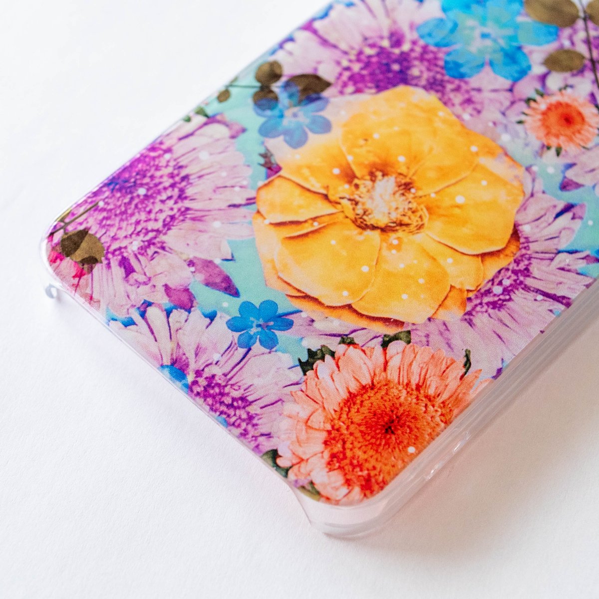 MarymondJapan's tweet photo. 【新商品】
🌼イエローローズ（クリア）販売開始🌼

華やかなイエローローズが描かれたクリアタイプのスマホケース。

イエローローズは吉元玉ハルモニが描いた絵の片隅に描かれたバラをモチーフにしています。

✔iPhone/Android対応
✔¥2,000より

https://t.co/9E6xp4d39d
https://t.co/6wxErI1gZl https://t.co/RdL0cmF0e3