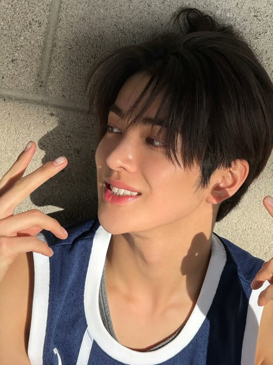 น้องกอนโฮผิวแทนสีน้ำผึ้งเวลาโดนแดดแล้วมีออร่าดูสุขภาพดีเป็นแก้วเป็นแสงมากอ่ะ บวกกับคิ้วหนา ขนตางอน หน้าคมครบจบในคนเดียวจริงๆ ให้เลยเบ้าเบอ 1 เจน 5 (ในใจ♥️)

#KEONHO #건호