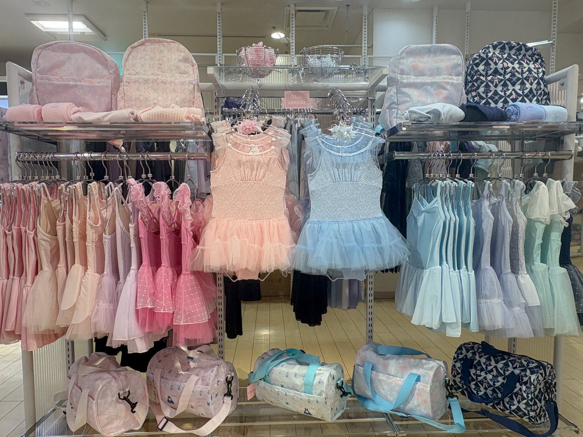 ChacottKobe's tweet photo. 【Kids新作】

\春に向けて🌸/

今回の新作は、プリンセスをイメージしたキュートなデザインとなっております👑🤍
胸元のストーンや刺繍も、カラーによってさまざま🩰
ボリュームいっぱいのふんわり広がるシルエットのスカートもポイント！

是非チェックしてみてください🫧

#チャコット
#バレエ https://t.co/u3undO6eEX
