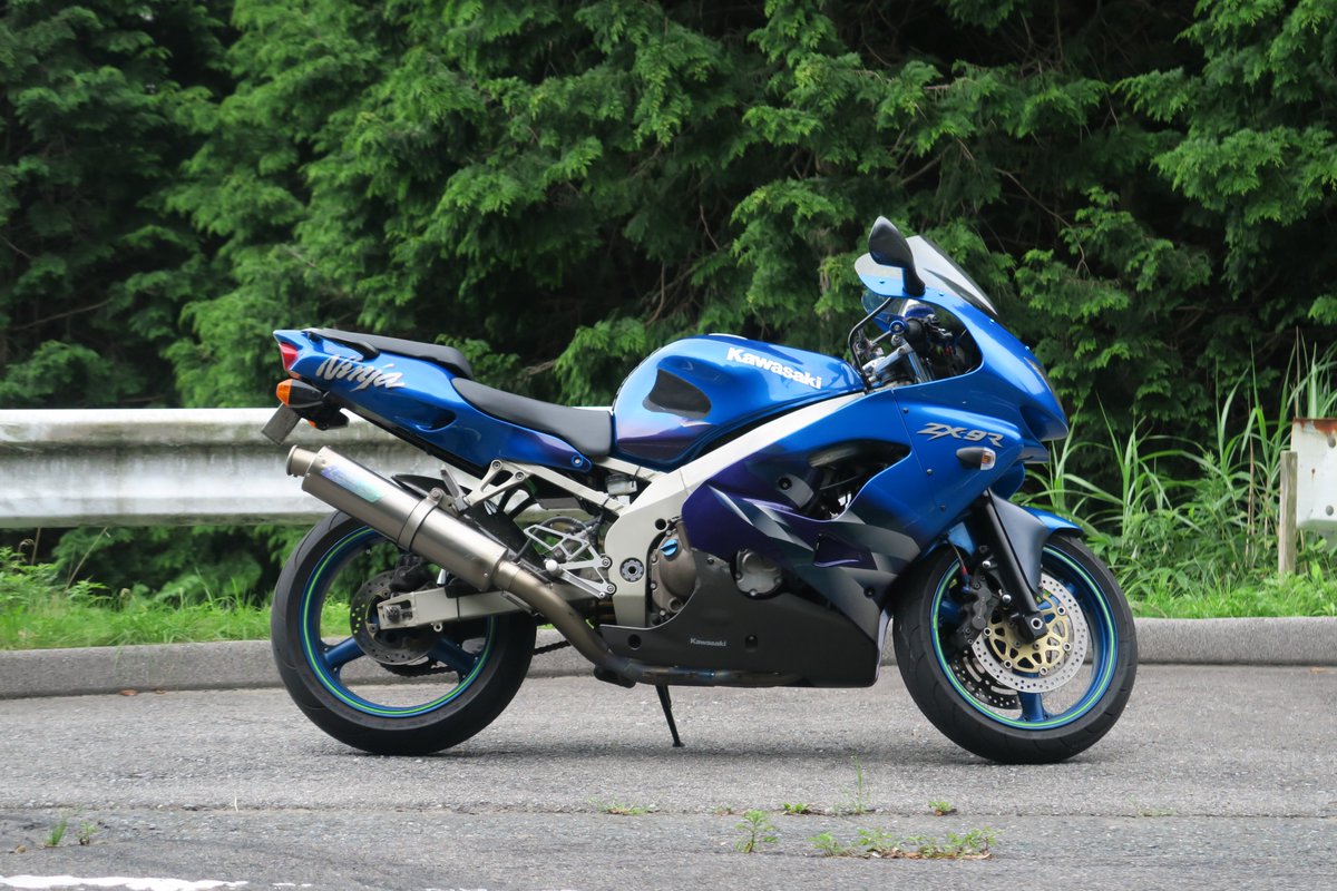 ZX-9R… 145ps 乾燥183㎏ タンク19L SS以上ツアラー以下の大きさの