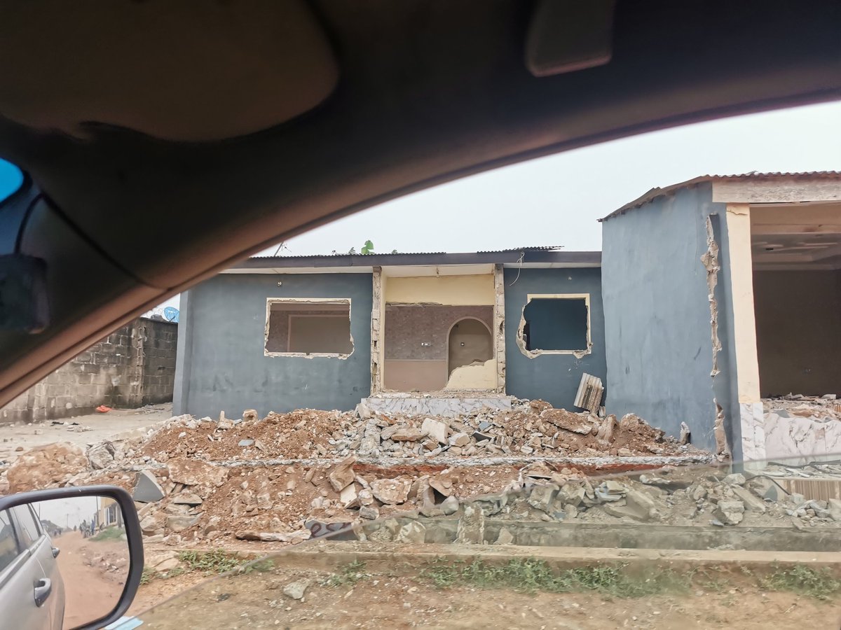 saviorluv's tweet photo. The carnage is unbelievable. These are few pictures.
The state government @followlasg @jidesanwoolu all remained silent despite petitions, @PoliceNG remained complicit coming daily from the zone 2. 
How will the country experience economic growth like this? https://t.co/vx0U0iBrad