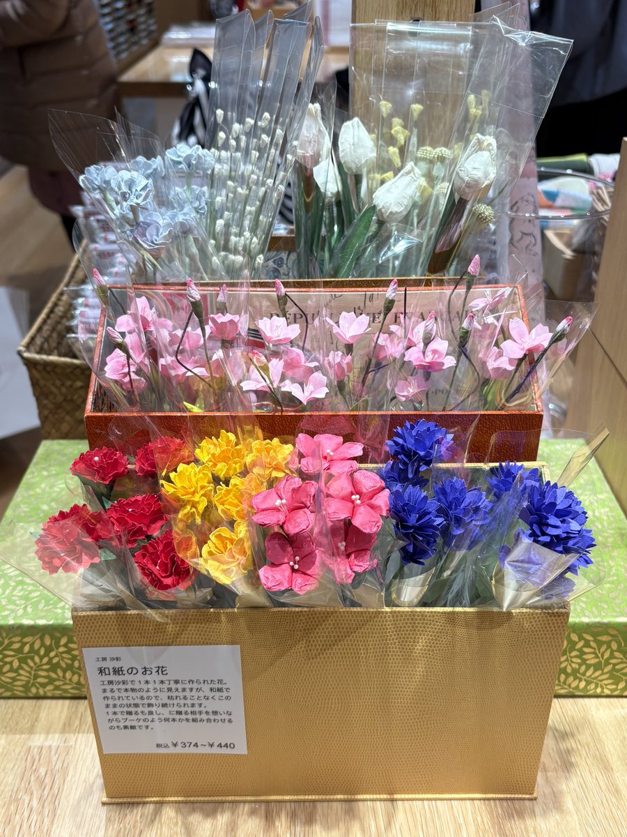 8階売り場では春の期間限定で、和紙で作られたお花を販売中です。 15