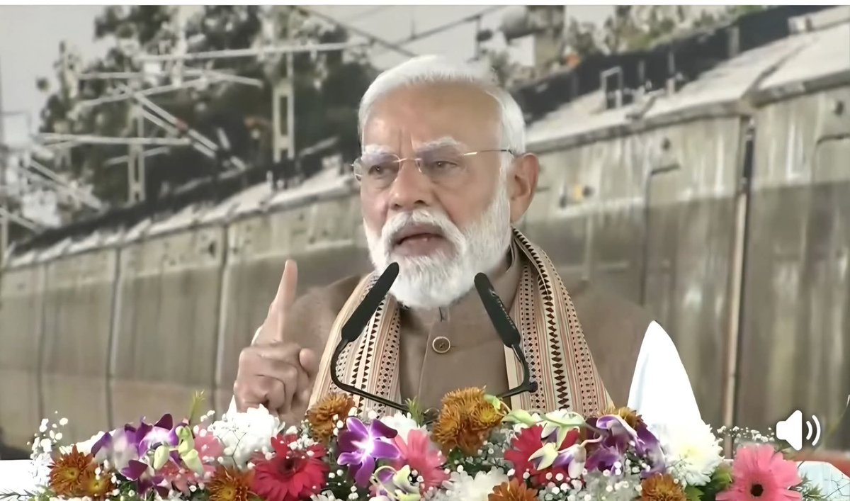 मै अंधभक्त बैठा बैठा अपना फटा हुआ कच्छा सिल रहा था कि अचानक मोबाइल में मैसेज की आवाज आई 

मैने मोबाइल उठाकर चेक किया तो मुझे चक्कर सा आ गया मैसेज में लिखा हुआ था कालाधन बापिश आ गया इसलिए आपके खाते में 15 लाख रुपए प्राप्त हुए है 

मेरी खुशी ठिकाना नहीं रहा मै नचाने लगा 

घर का