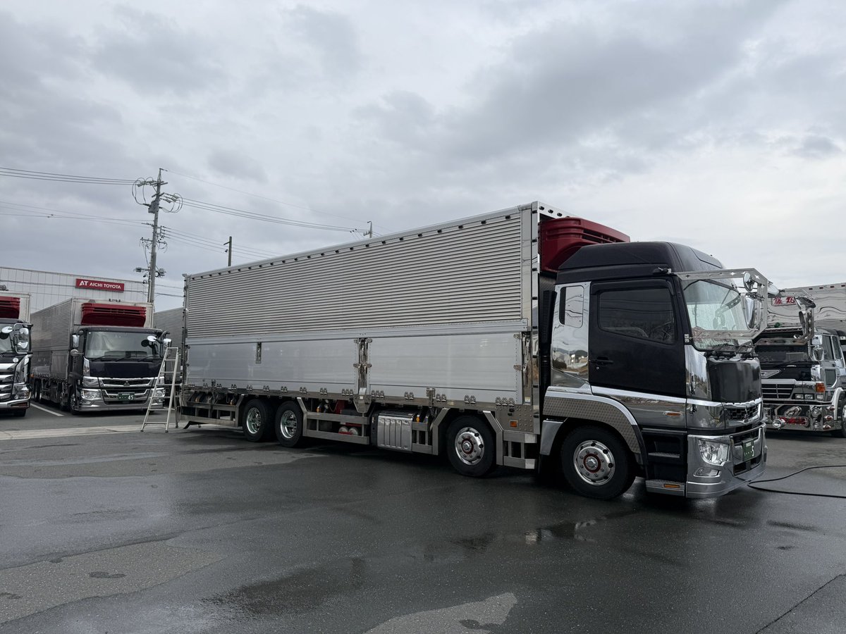 FUJIMARUcrown18's tweet photo. 雨降るみたいなので箱だけ洗車w https://t.co/pJprR4oteS